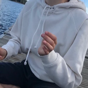Vit hoodie bikbok - En vit, basic hoodie från bikbok! Säljer den för att den inte längre kommer till användning, är dock jättefin och passar när som. Storlek XS, men är lite oversized så sitter som en S/M skulle jag säga. Bra skick dock liiite nopprig men ingenting man lägger märke till👍🏼 Säljs för 75 kr och köpare står för frakt (kan mötas i Umeå). Skriv till mig vid eventuella frågor 💗