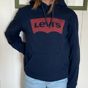 Levi’s hoodie - Ball levi’s hoodie i färgen marinblå. Tyvärr så kommer den inte till användning längre så säljer den nu. 👕✨💙 Hör av dig för mer info och bilder! Köparen står för frakt. 📦