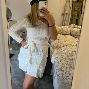 Studentklänning!! - Perfekt klänning för studenten!! Jag har råkat få hem två st… så därav säljer jag min nu. Den är ganska genomskinlig men jag kommer sy in ett extra lager med vitt tyg så den ej blir så genomskinlig på min egna! Så rekommenderar att man gör detsamma😜 