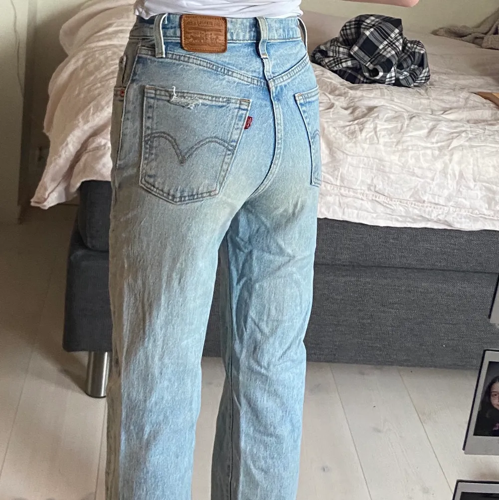 Snygga levis jeans i en rak modell. Bra kvalitet och inga slitningar förutom en liten på fickan som syns på första bilden (: midjemått: 33 cm (tvärs över) och innerbenslängd: 69 cm <3. Jeans & Byxor.
