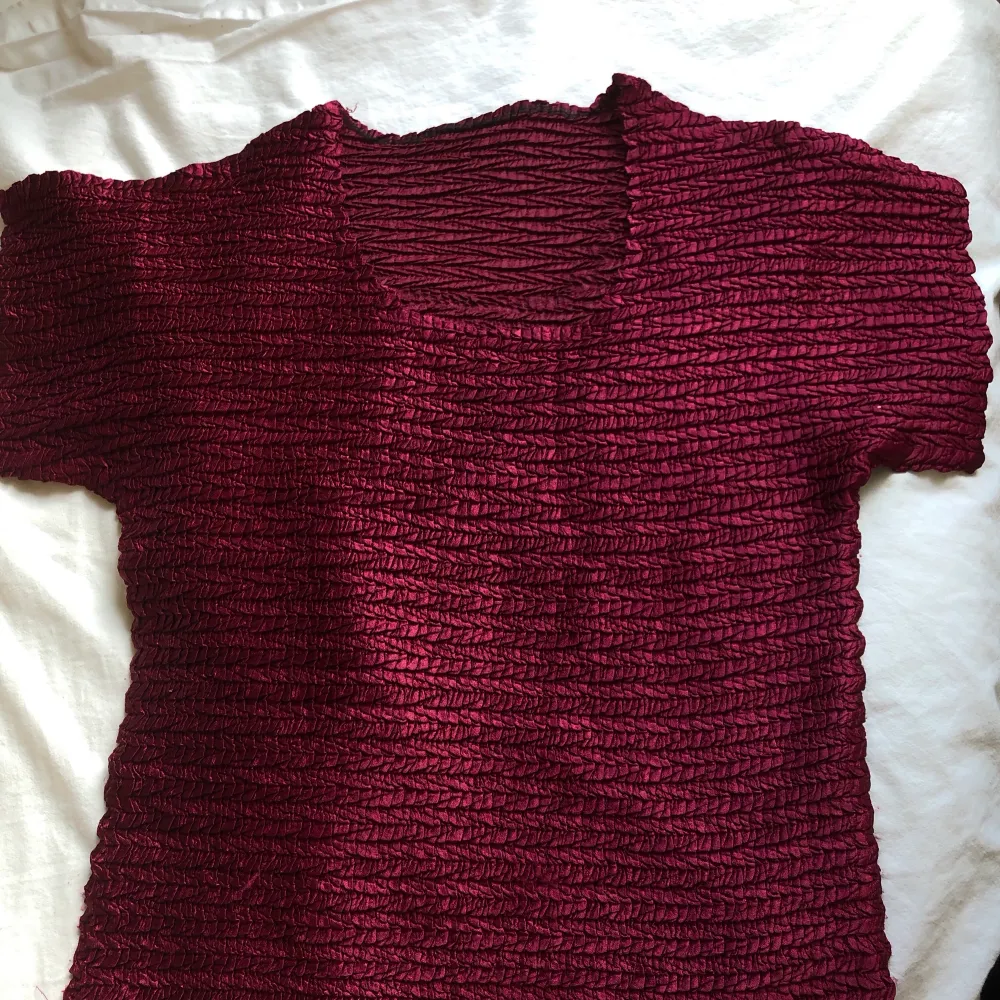 En sjukt fin vinröd tröja med unikt material! Jag vet inte var den är ifrån, men den sitter som en smäck!😍 jag brukar bära S för referens!. Toppar.