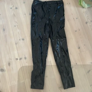 Gina tricot lack byxor storlek 38 - Jag har bara använt dessa en gång, och vet att ja ej kommer att använda dom igen, för de passa inte riktigt min stil🌸