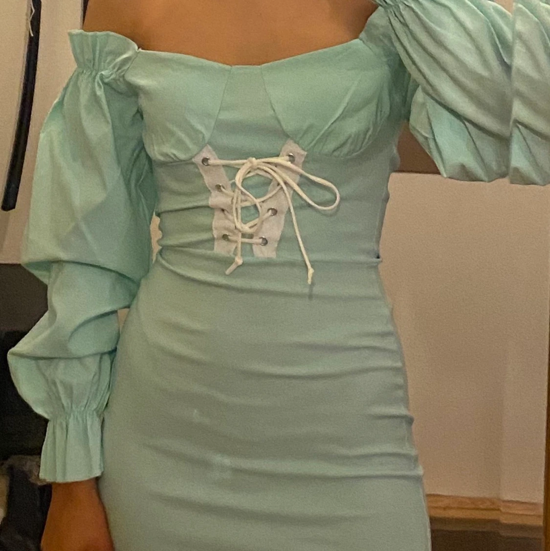 Babyblå/turkos shoulderless klänning - 90