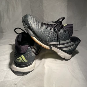 Adidas skor - Adidas skor, sköna inneskor. 