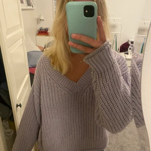 Stickad tröja från H&M  - Jättefin lila stickad tröja från H&M som jag köpte för flera år sedan men inte använt. 