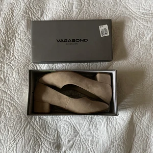 Vagabond sko med liten klack - Vagabond skor använda en gång på min studentbal. Skorna i sig är till synes i toppenskick men insidan är tbh missfärgad pga dans strumplessen på grått golv, men inte en skråma på utsidan. Nypris 750kr (om jag ej minns fel) Pris kan diskuteras i rimlig mån.