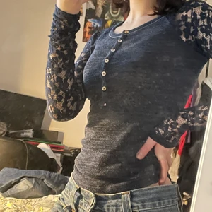 Vintage topp! - Jättesöt spetstopp som jag säljer för att den börjar bli lite för liten, passar perfekt till ett par lågmidjade jeans 😍 dm för frågor <3