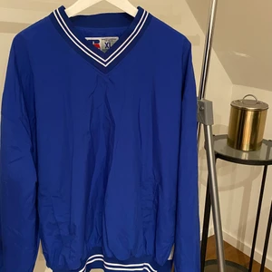 Windbreaker  - Ny windbreaker jacket. Har en dragkedja på vänster sida. Mudd vid armar och vid fållen. Har fickor! Har använt den som Oversized.    Jättesnygg vibrant färg. Köpte för 700 kr. 