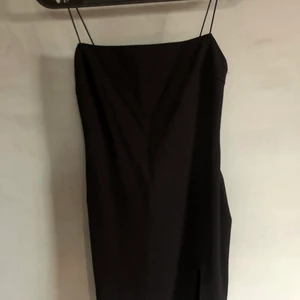 Vanessa Moe x NAKD klänning - Klänning från NAKD X Vanessa Moe. Helsvart med tunna spaghettiband och liten slits fram. Storlek XS. Aldrig använd. 