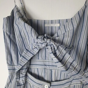 Långklänning Weekday  - Långklänning (går till smalben på mig som är 168 cm) ifrån weekday men knyte över brösten. Väldigt charmig passform 