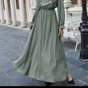 Lang ubrugt kjole med flæser - Ubrugt 