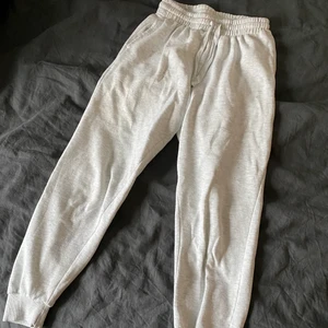 Grå mjukis - Ett par gråa mjukisbyxor i st s. Köpta på bikbok❤️