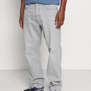 Weekday Space Summer Grey  - Hej! Säljer ett par space jeans i färgen summer grey. Slutsålda på deras hemsida, endast använda ca 5 gånger så nästan nyskick! Fraktar eller möter upp i Stockholm! Storlek 32/32, kolla deras hemsida för mått osv.