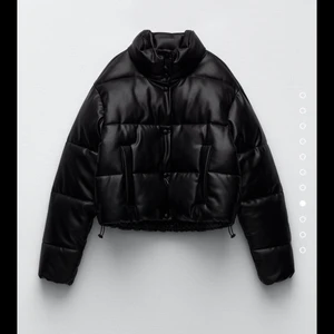 Zara jacka  - En super snygg jacka från zara köpt för 4 veckor sedan men kommer knappt till användning så tänkte sälja den. Den är i M och har inga fel på dig eller likanade och passar både S och XS bra. Om de är någon fråga så är det bara att fråga ❤️