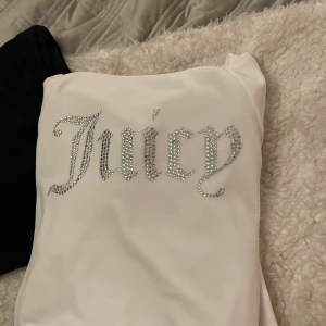 Juicy couture  - Aldrig använd, köpt på Hennings. Skönt material med snyggt paljett tryck på ryggen. Storlek m men mer som S då den är croppad. Kan gå ned i pris.