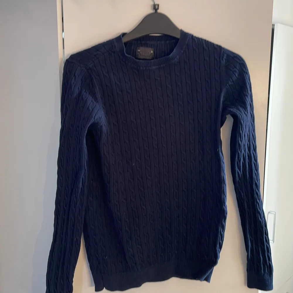 Mörkblå stickad tröja från Jeansbolaget. Tröjor & Koftor.