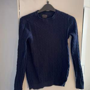 Mörkblå stickad tröja från Jeansbolaget