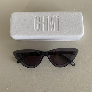 Chimi #006  - Chimi solglasögon modell 006 i färgen Ginger. Aldrig använda. Kommer med fodral. Köpte dem för 1 100kr säljer dem för 400kr. 🌈