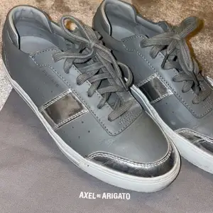 Såå snygga skor från Axel Arigato med silverdetaljer. Köpta i våras. Nypris 1800. PM för fler bilder🕺🏽🤩💖 Dustbag medföljer