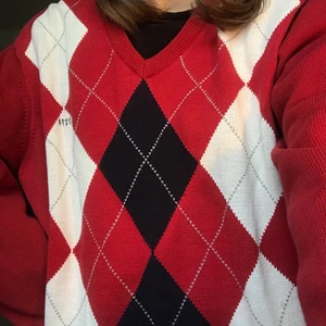 Argyle tröja - Röd, vit och marinblå💄