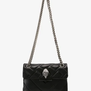 Kurt geiger väska -  använd men fortfarande skittfrän ❤️‍🔥 vid intresse skriv för fler bilder! Är sliten på baksidans nedre kanter därav priset, är öppen för byte också😃 köpt för 1745kr från zarlando 