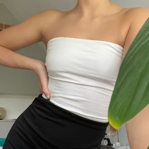 Vitt linne - Ett vitt linne från Gina Tricot🥰 Funkar både utan band som med! Tyvärr har jag klippt av lappen men storleken är xs/s❤️