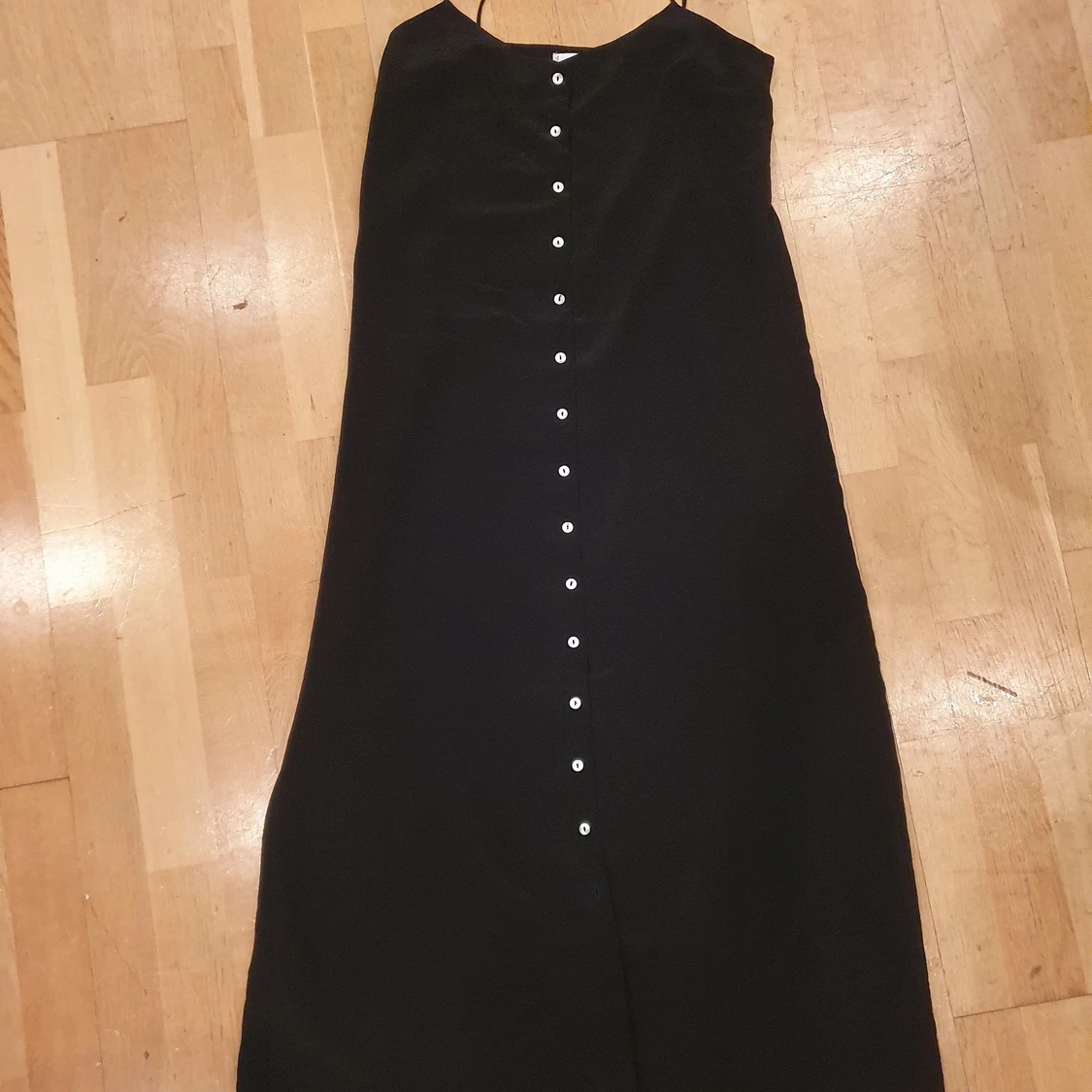 Svart långklänning med knappar, strlk S