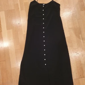 Svart långklänning med knappar, strlk S - Väldigt fin och sparsamt använd klänning från Mango som funkar till lite allt möjligt! Ursprungligt pris 810 kr