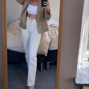 Ljust beiga byxor från Weekday🌸🌷💐 - Ett par raka byxor från Weekday som inte passar längre😢 Knappt använda och sjukt snygga!❤️‍🔥 Jag är 163cm lång!