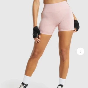 Gymshark adapt camo seamless - Gymsharks populära adapt camo shorts i en fin rosa färg i storlek M (passar mig som är S/M) 💕 logga och en fin detalj på sidan (se andra bilden), nypris 449kr.  tveka inte att höra av er vid intresse eller fundering!🤎🤎 frakt på 66kr tillkommer 📦
