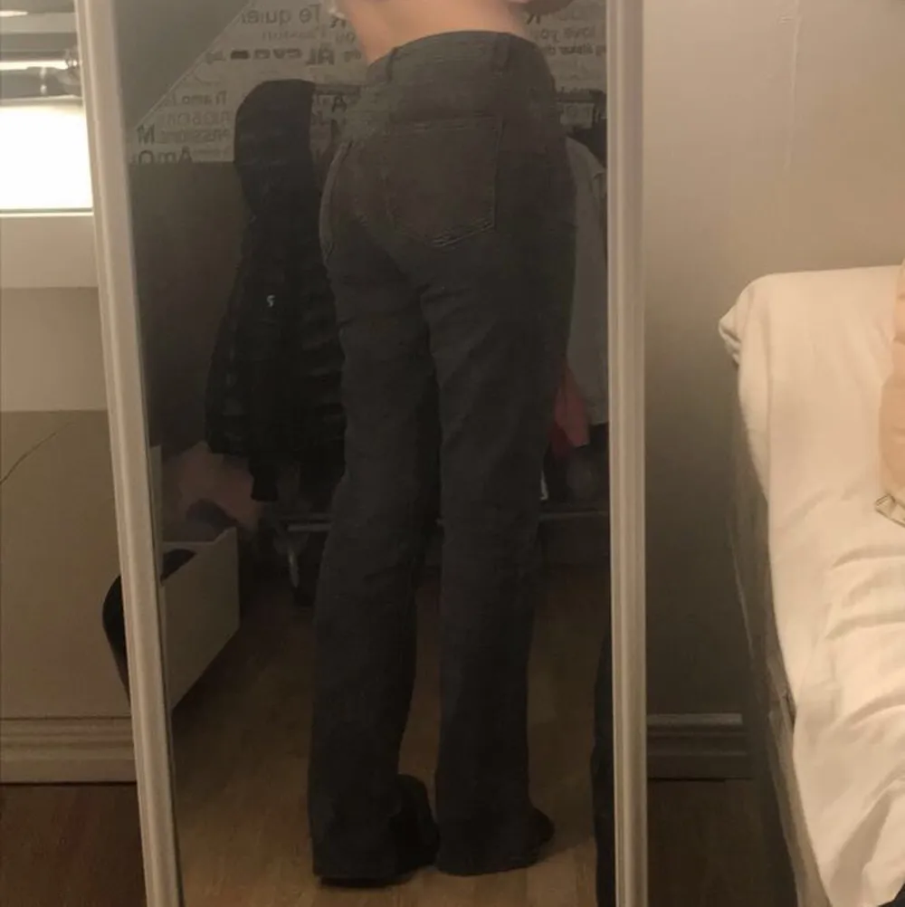 Svarta h&m jeans i storlek 38, stor i midjan på mig och  lång, annars sitter jeansen bra. Är 161 cm lång. Jeansen är använda 2-3 gånger och köptes för 3 månader sedan. Kan mötas upp i Stockholm, leverans betalar köpare. Skriv för frågor!. Jeans & Byxor.