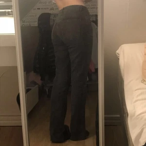 Svarta h&m jeans storlek 38 - Svarta h&m jeans i storlek 38, stor i midjan på mig och  lång, annars sitter jeansen bra. Är 161 cm lång. Jeansen är använda 2-3 gånger och köptes för 3 månader sedan. Kan mötas upp i Stockholm, leverans betalar köpare. Skriv för frågor!