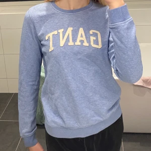 Ljusblå Gant sweatshirt  - En fin ljusblå färg! Säljer pga kommer inte till användning. Storlek S. 