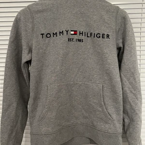 Tommy hilifiger  - Djur finns i hem !!! Snörena är i sönder !!! Ny pris 1299kr