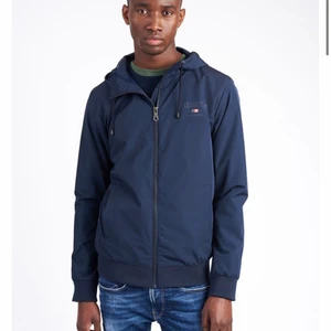 Marinblå jacka från LEXINGTON - Snygg marinblå vindjacka, perfekt nu till våren, i nyskick från Lexington, nypris 1995kr 😍😍 Storlek S (herr) men passar också perfekt på mig som brukar ha S i damstorlek! 