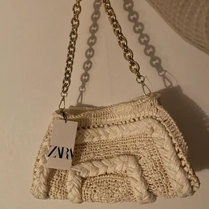 Strandväska - Super fin oanvänd väska från Zara! Prislapp kvar. Passar perfekt nu till sommaren☀️ 