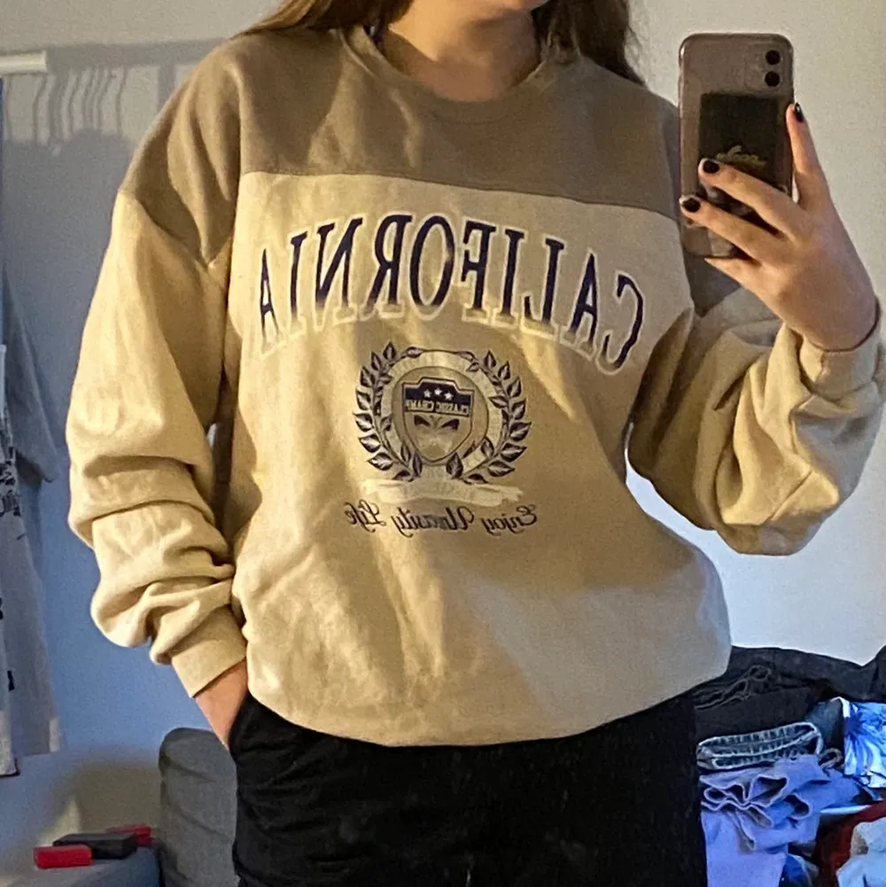 Fin tröja från pull&bear som knappt är använd:) Storlek S men är lite oversized!. Hoodies.