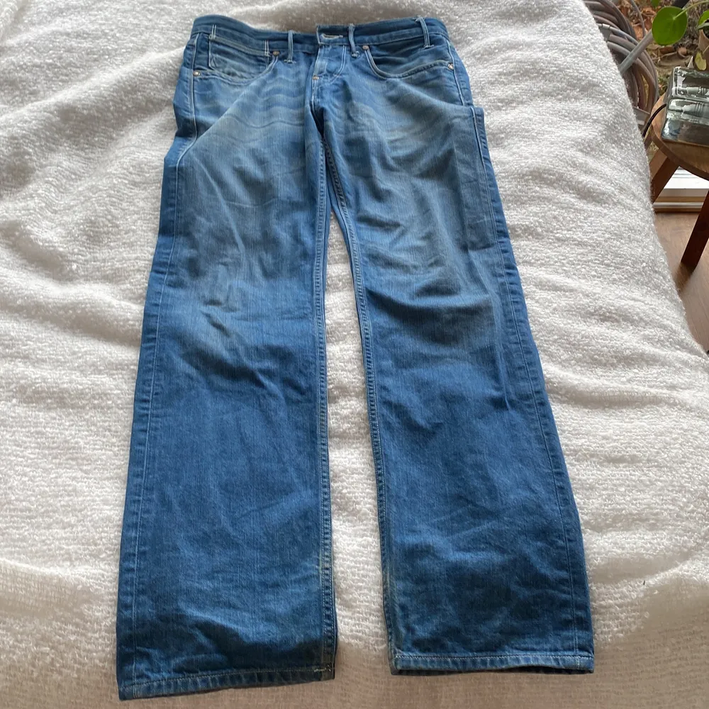 Säljer dessa byxor som jag köpt secondhand! De är i storleken S. Det är bara att skicka ett meddelande om du vill ha fler bilder eller undrar något.💞. Jeans & Byxor.