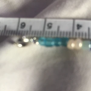 Halsband hemmagjort  - Detta halsbandet kostar 15kr+frakt och har en rund karbinhake och pärlorna är blåa och vita allt rengörs innan vi skickar det, hoppas du vill köpa