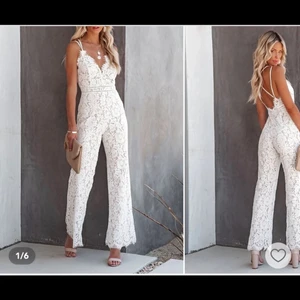 Vit jumpsuit  - Beställde denna superfina jumpsuit men när jag fick hem den så passade den inte. Den är i storlek M men jag skulle säga att den passar mer som en S. Leveransen var lång och det är super krångligt att lämna tillbaka den så jag tänkte se om någon här är intresserad. Den är bara provad en gång, aldrig använd i övrigt. Det är verkligen i toppenskick, perfekt till sommarens fester, studenter eller skolavslutningar! Köparen står för frakten :) Kan skicka bilder med den på privat 😄
