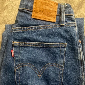 Levis jeans 501 - Säljer nu mina mörkblåa 501 Levis jeans som jag köpte i Göteborg på Levis butiken. Säljer dom för att jag inte använder dom. De är knappt använda då jag köpte dom i år. Det finns inga skador och de sitter super fint på. Köpta för 1200kr och säljs för 600kr. Köparen står för frakt💙