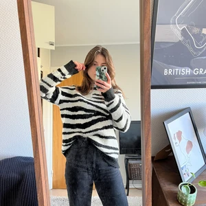 Zebramönstrad stickad tröja - Zebramönstrad och härlig VARM tröja från Vero Moda i Stl S, rymlig. Akryl och polyester. Nopprig och luddig, men det kan man säkert göra något åt om man orkar. Fortfarande fin tycker jag! 🖤🤍