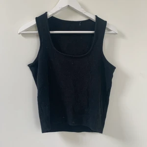 linne - köpt secondhand så vet inte storleken eller märket men skulle gissa på att den är M, men stretchig i materialet.