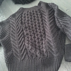 Esmera märkes tröja  - Använt den 1 gång super fin svart tröja som är luftig ett fint märke jag har köpt tröjan dyrt 