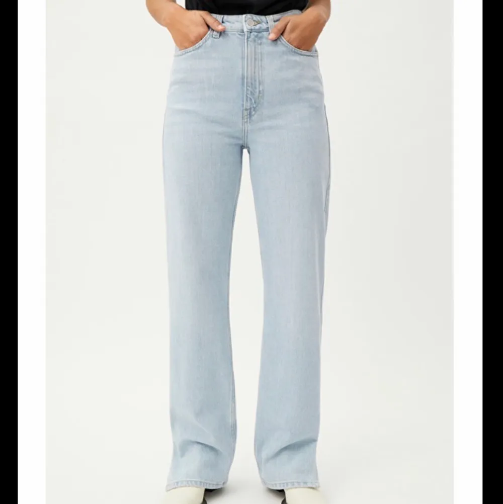 Jeans från weekday i modellen ”rowe” med slits! Använda fåtal gånger och säljer pga för långa🤍. Jeans & Byxor.