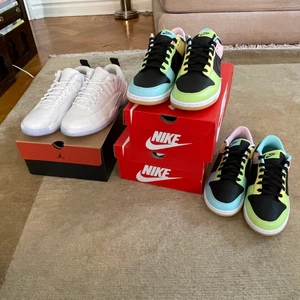 Dunk low free 99 Jordan 12 easter - Dunk low free 99 ————————— Sizes: 8, 10.5/41, 44.5  Bud från 1549 på båda och bin 1799 ————————— Easter Jordan 12 low ————————— Sizes:9/42.5  Bud från 2049 (retail) bin 2249 ————————— Meet up i Stockholm eller så fraktar jag i hela Sverige.  Har många reffs och tveka inte att höra av dig i DM för frågor eller bud, kan även skicka mer bilder och skorna kommer självklart med all og ink kvitto!