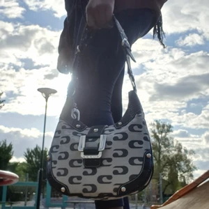 En vintage Guess handväska - Säljer min söt unik vintage kort exelhand Guess väska som är användas några  gånger men I mycket mycket bra skick utan en defekt eller fläkt. Fick den från min mormormors som köpte den I 80 tals och hon sa att den var åkt.Då finns ingen dusbag.Man kan ha den med sig på olika sätt och kan ta  mycket saker. Finns fler bilder och bud I kommenterna eller köp direct for 700+ frakt 