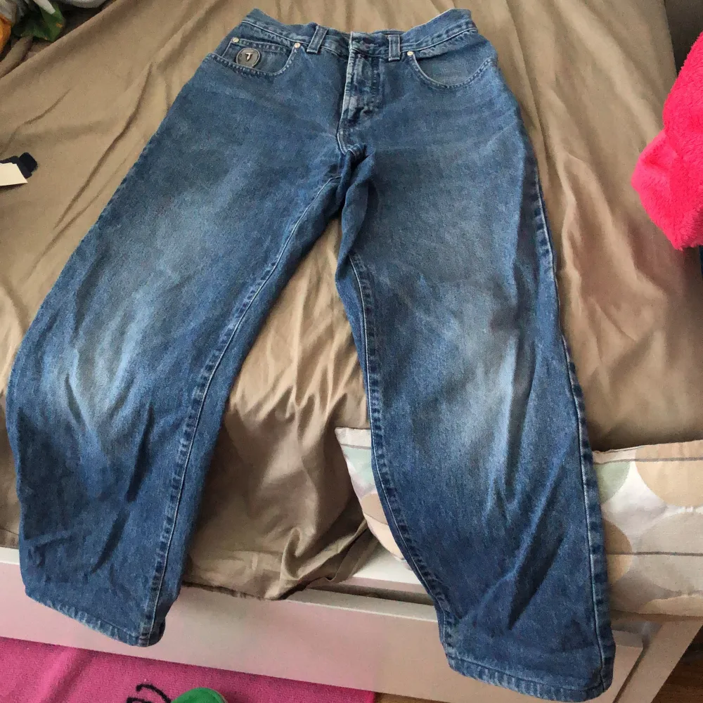 Säljer för att det för stor i stl 36. Jeans & Byxor.