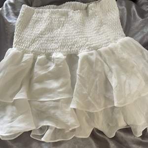 Säljer denna superfina vita kjol pågrund av en dubbelbeställning, bara testad💕
