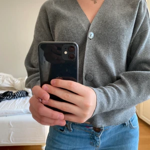 Stickad kofta - Säljer denna super fina o sköna kofta från Zara! Endast använd cirka 2/3 gånger så väldigt bra skick! Strl S men en XS skulle absolut kunna ha den! Väldigt skön och fin grå färg😊